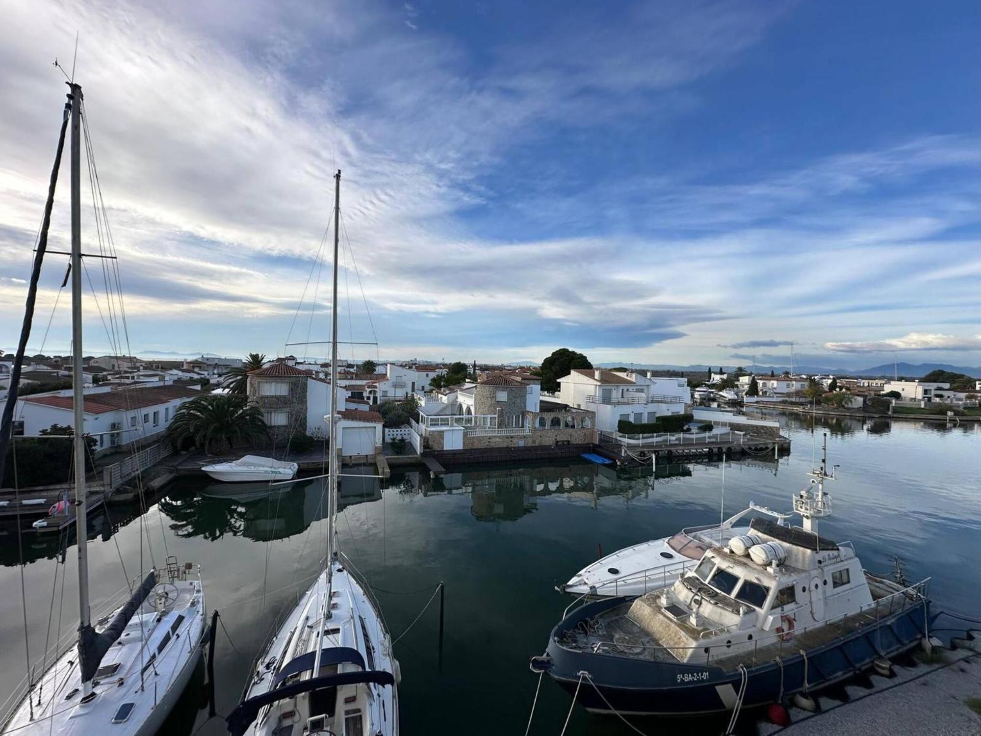 Apartamento en Roses con vistas al canal y piscina Exterior foto