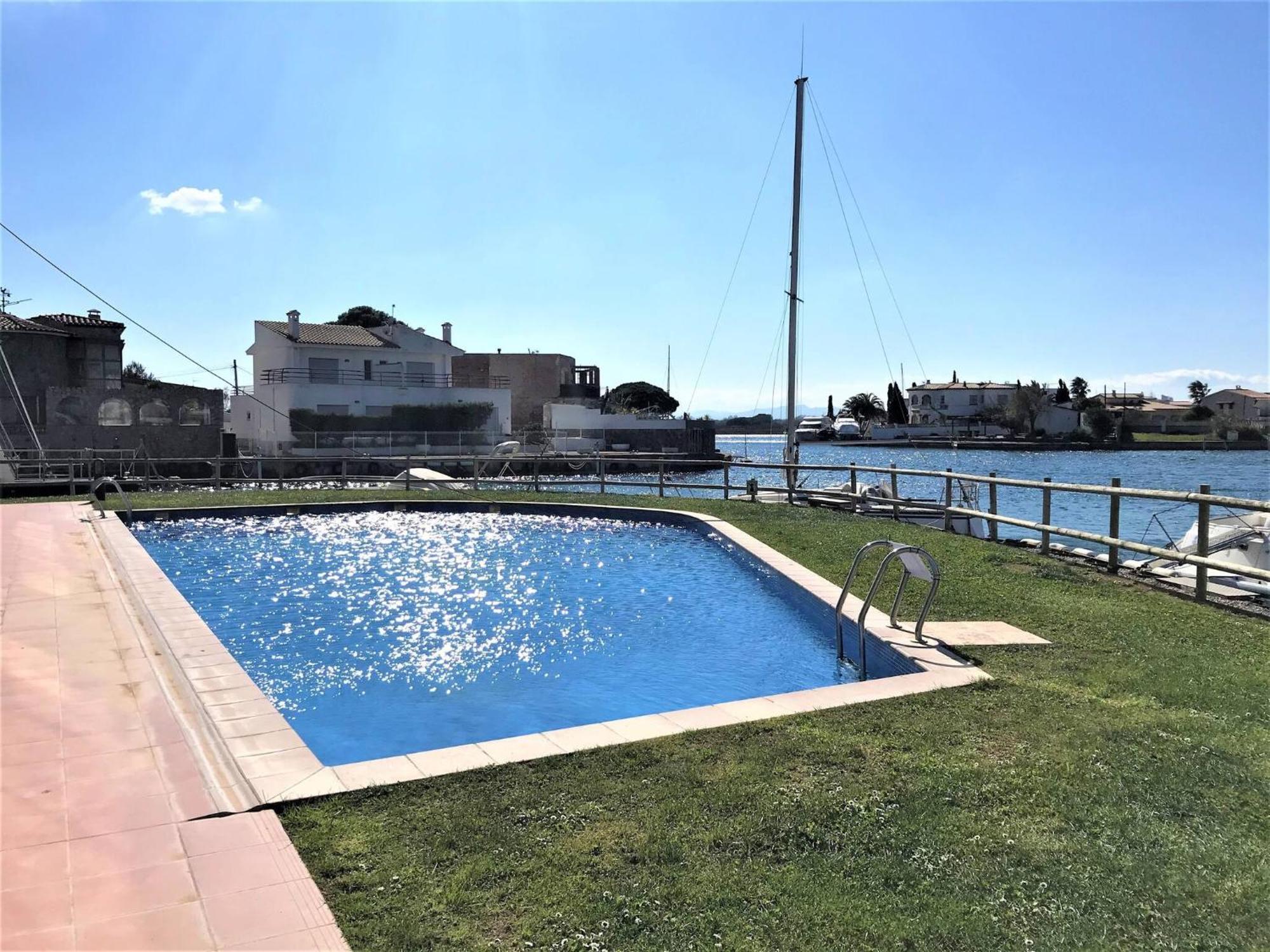Apartamento en Roses con vistas al canal y piscina Exterior foto
