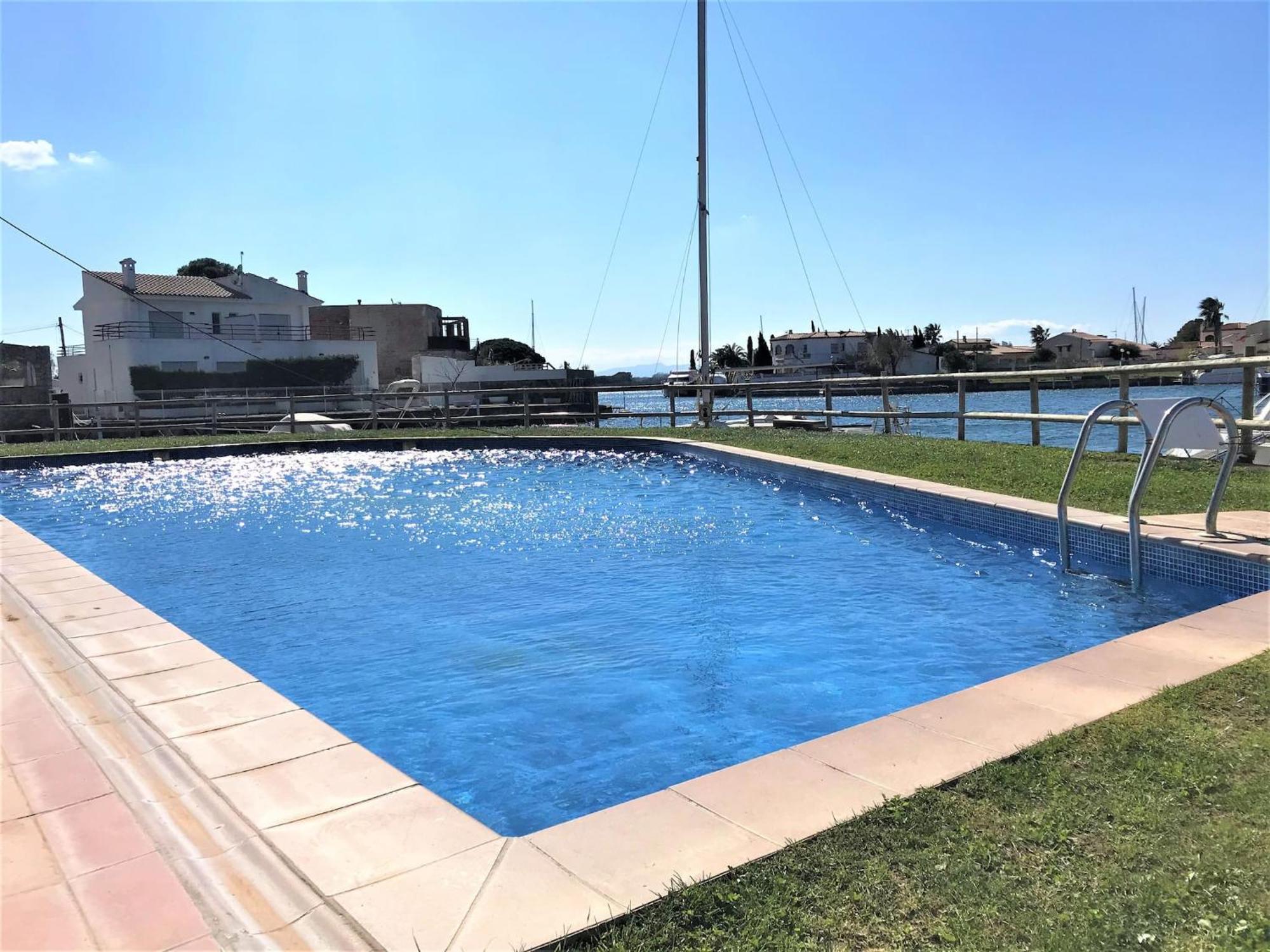 Apartamento en Roses con vistas al canal y piscina Exterior foto