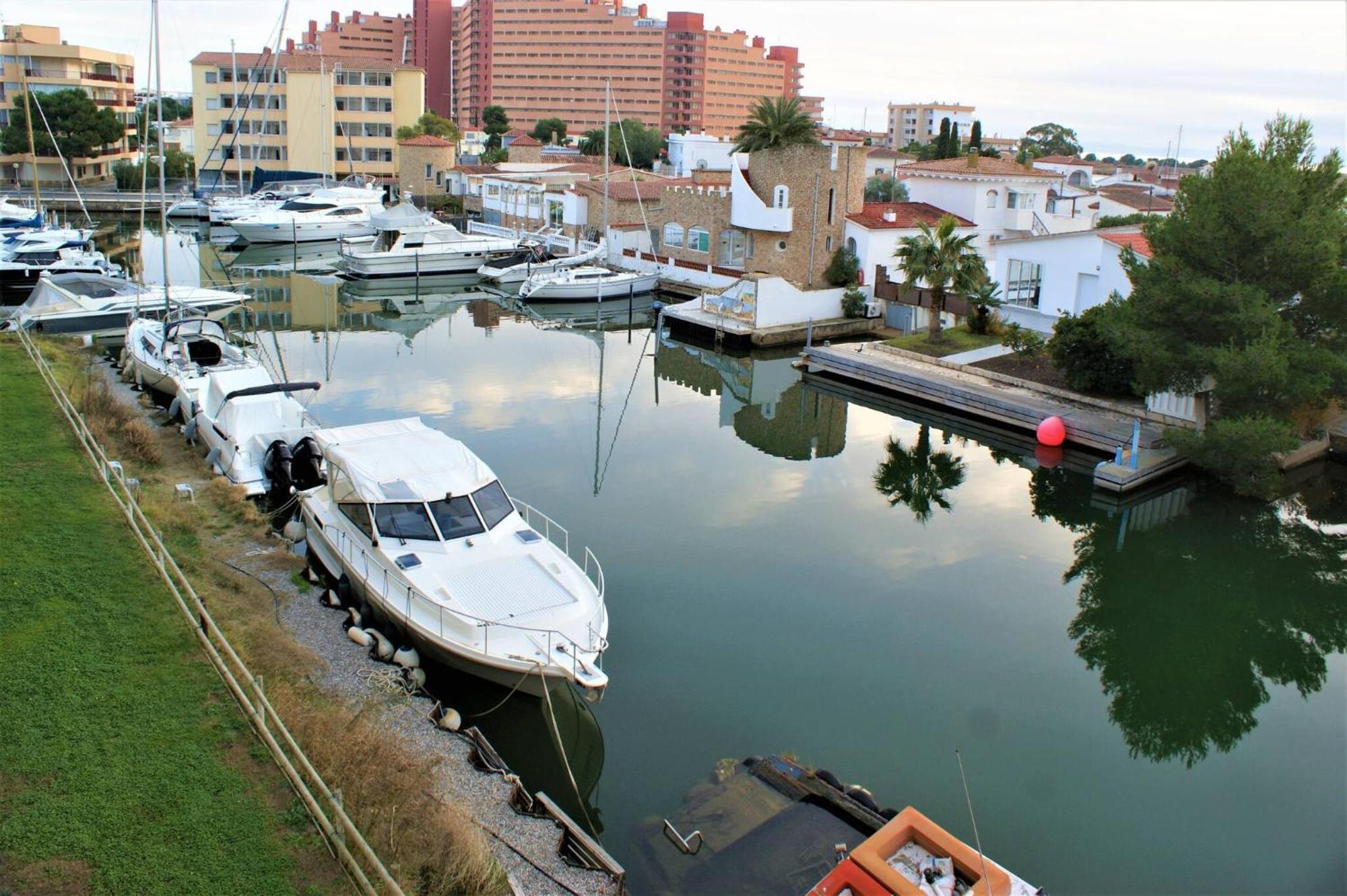 Apartamento en Roses con vistas al canal y piscina Exterior foto