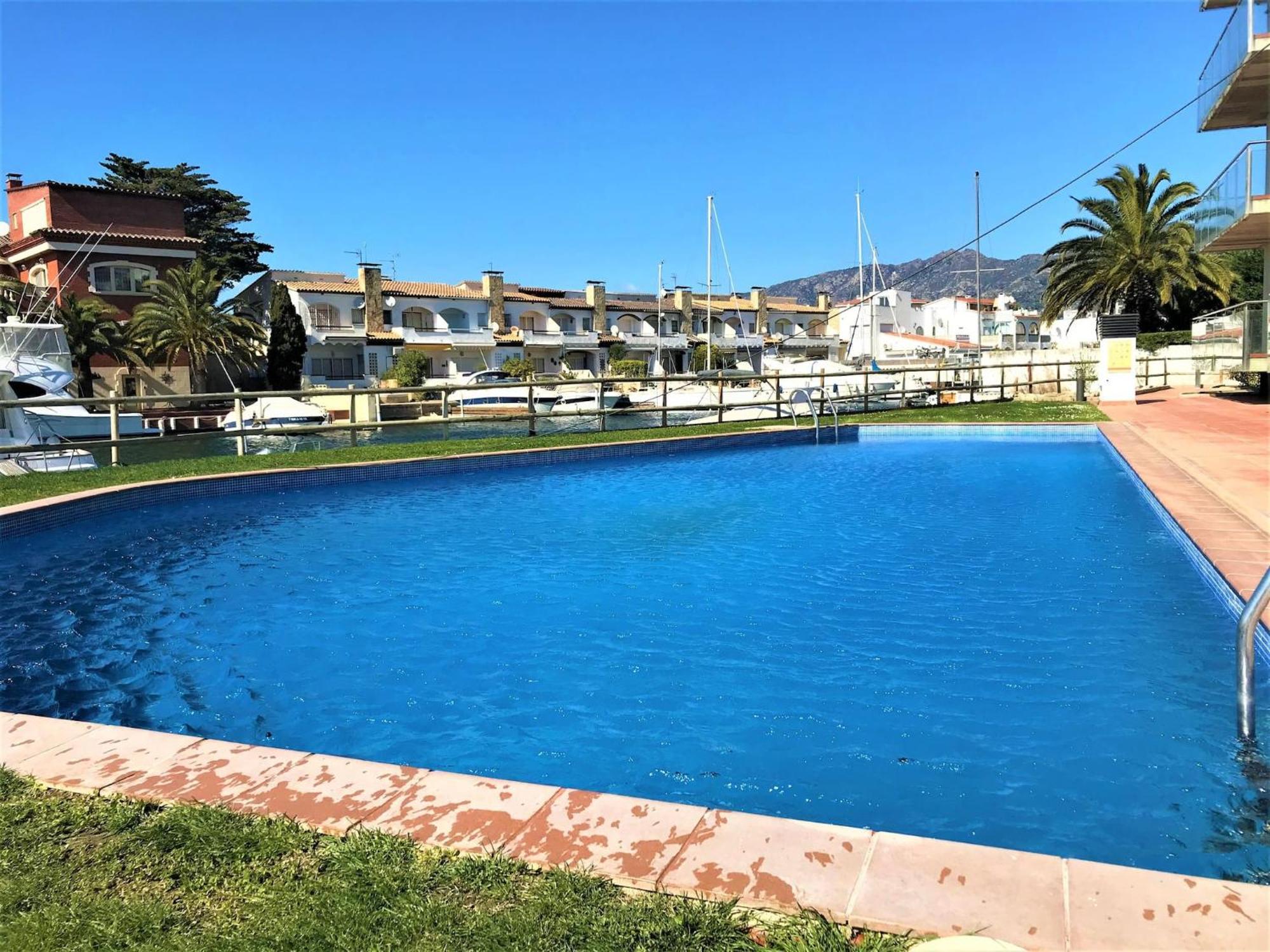 Apartamento en Roses con vistas al canal y piscina Exterior foto